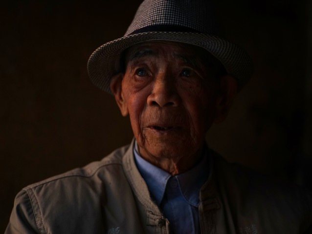 因为耳朵不好,不能弹四弦的将近90岁老普老师.jpg