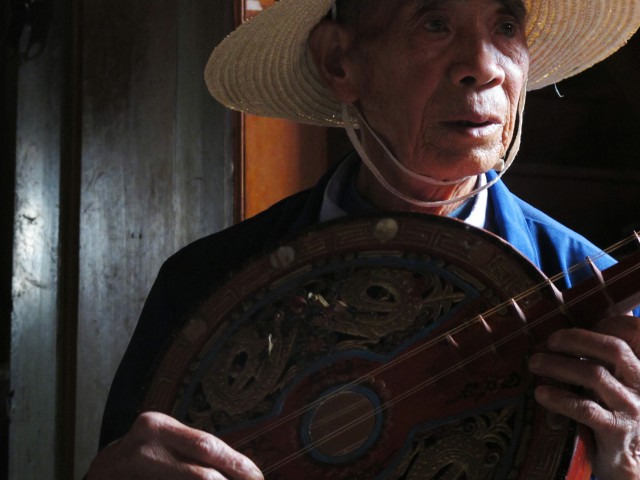 这是2011年普汝昌老师的父亲弹四弦给我听.jpg