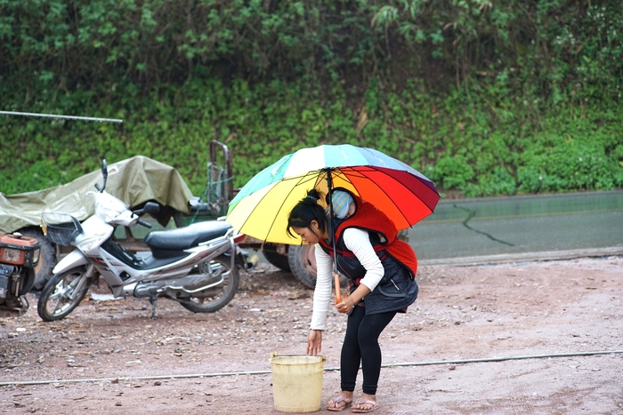 雨中去取水，边上就是214省道_爱奇艺.jpg